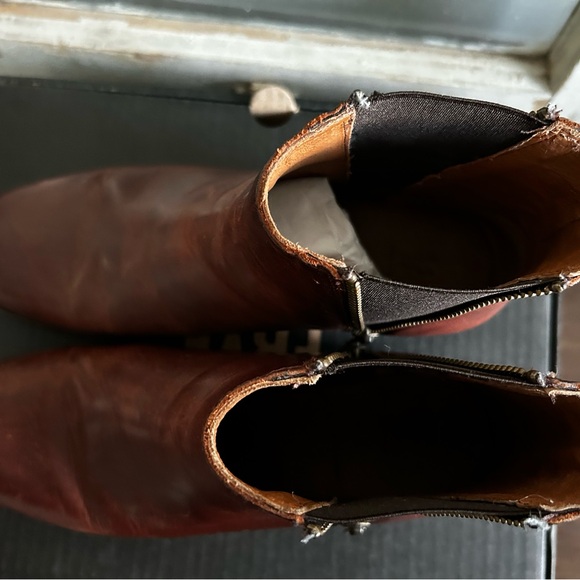 Frye Carly Zip Chelsea Boot - Cognac size 8.5 - Picture 7 of 9
